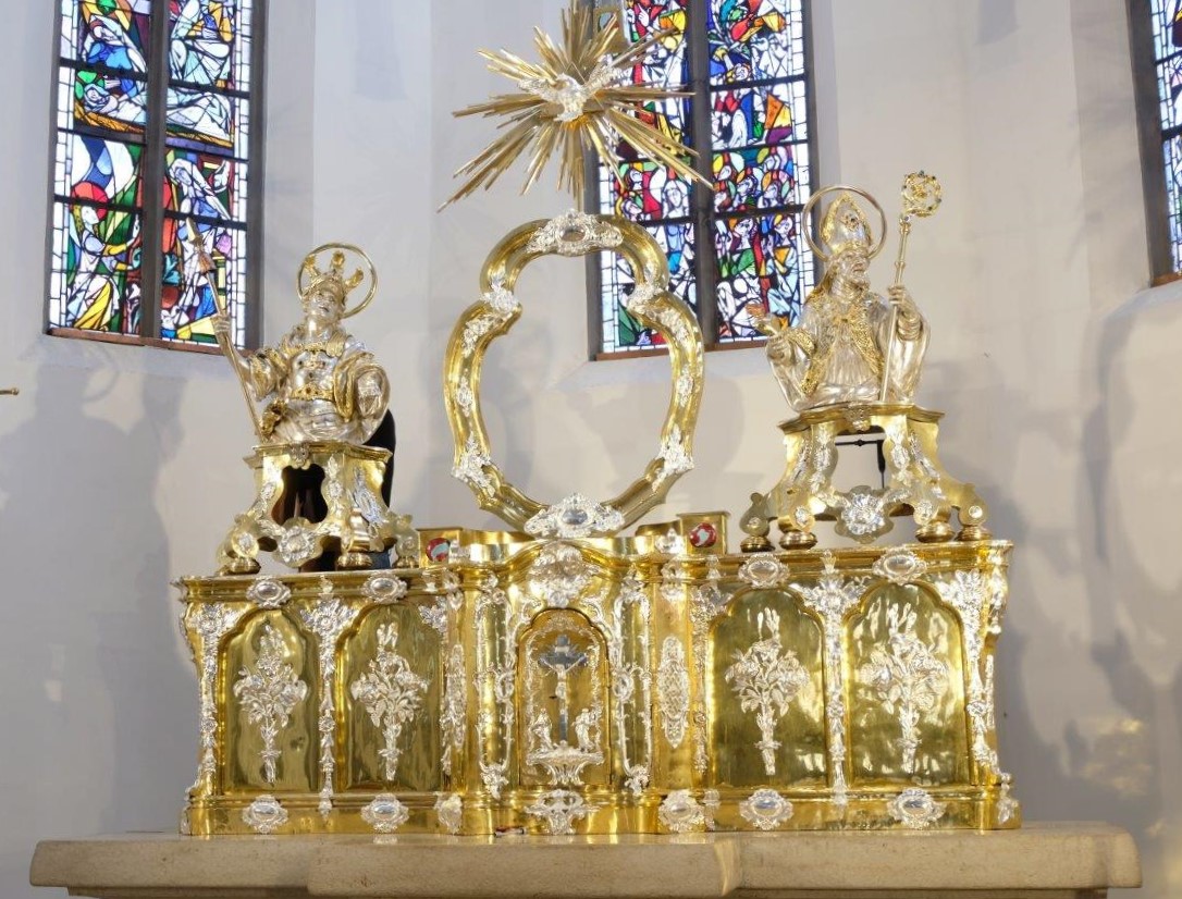 Altar-Restaurierung-Gesamtansicht-Gold-Silber