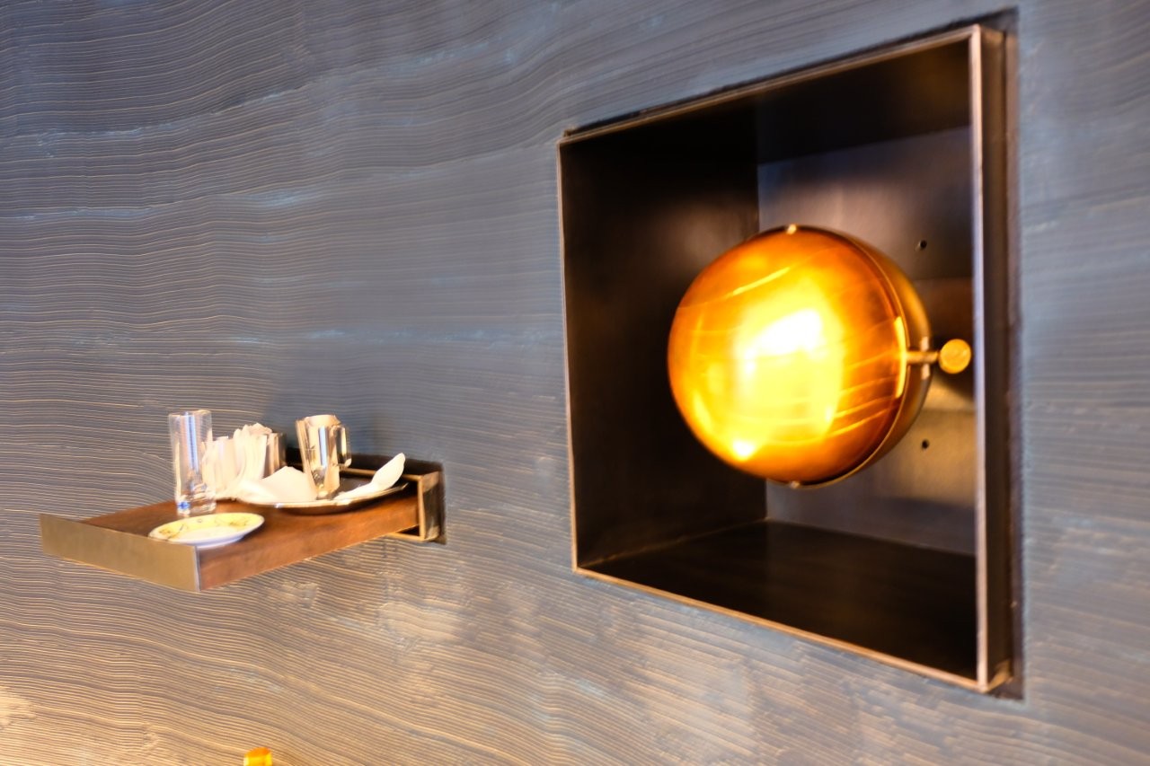 Mons-Belgien-FERTIG (2) Mons-Belgien, Tabernakel, Kugelform, Kredenz mit Leder, Messing vergoldet