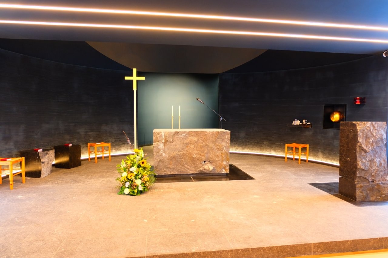 Mons-Belgien-verschiedene-Gerätschaften-Altarraum (2) Altarraum Kirche in Mons, Belgien