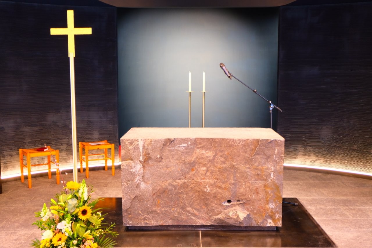 Mons-Belgien-verschiedene-Gerätschaften-Altarraum (3) Altarraum Kirche in Mons, Belgien, Neuanfertigung Standkreuz, Umbau Leuchter